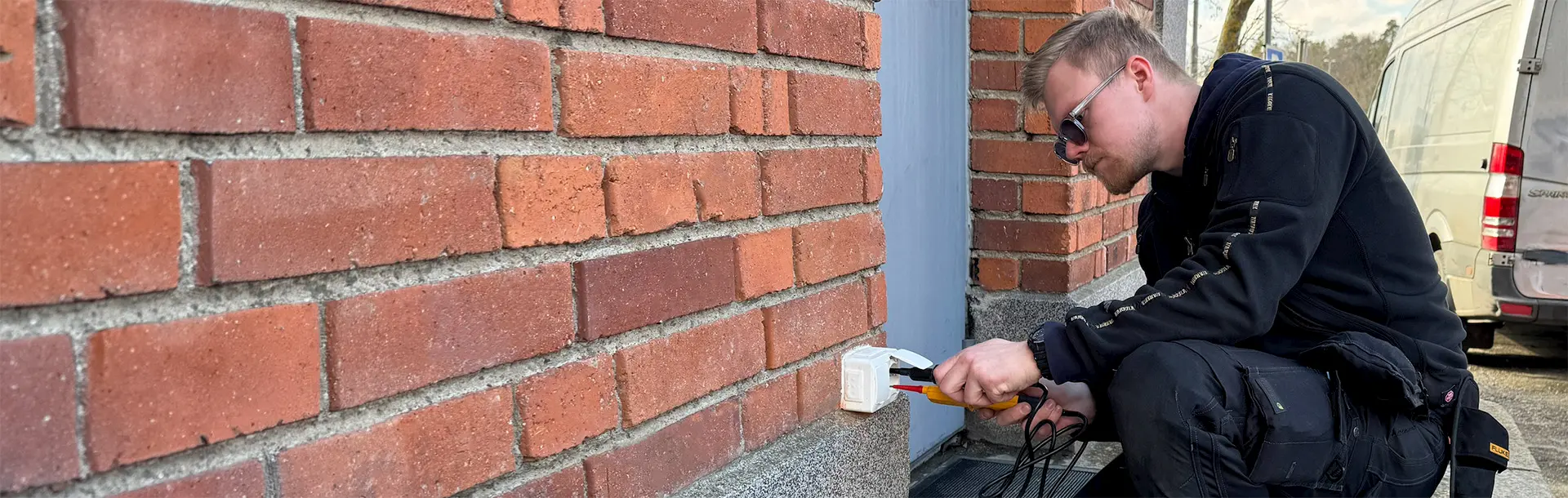 Elektriker som arbetar
